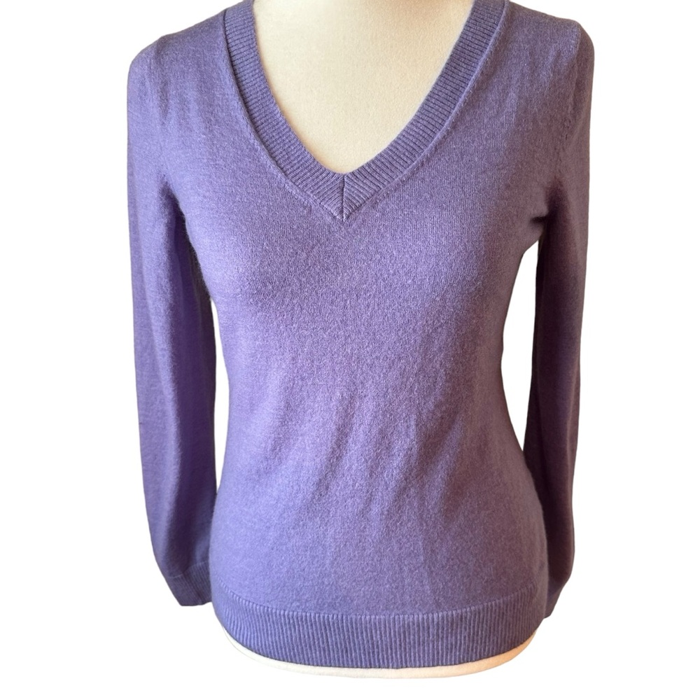 Banana Republic women’s 80% wool lavender V-neck sweater. Lightweight, size M